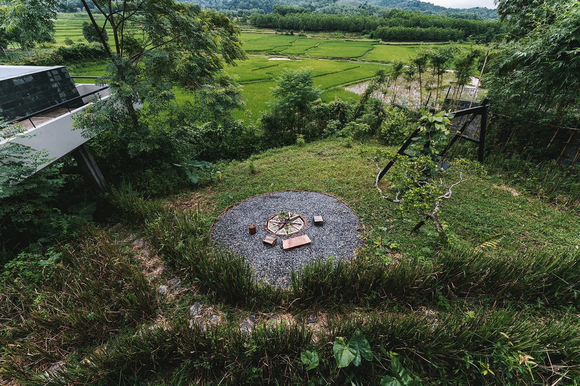 Góc lửa trại giữa vườn cỏ nhìn ra núi đồi tại Middle of Nowhere