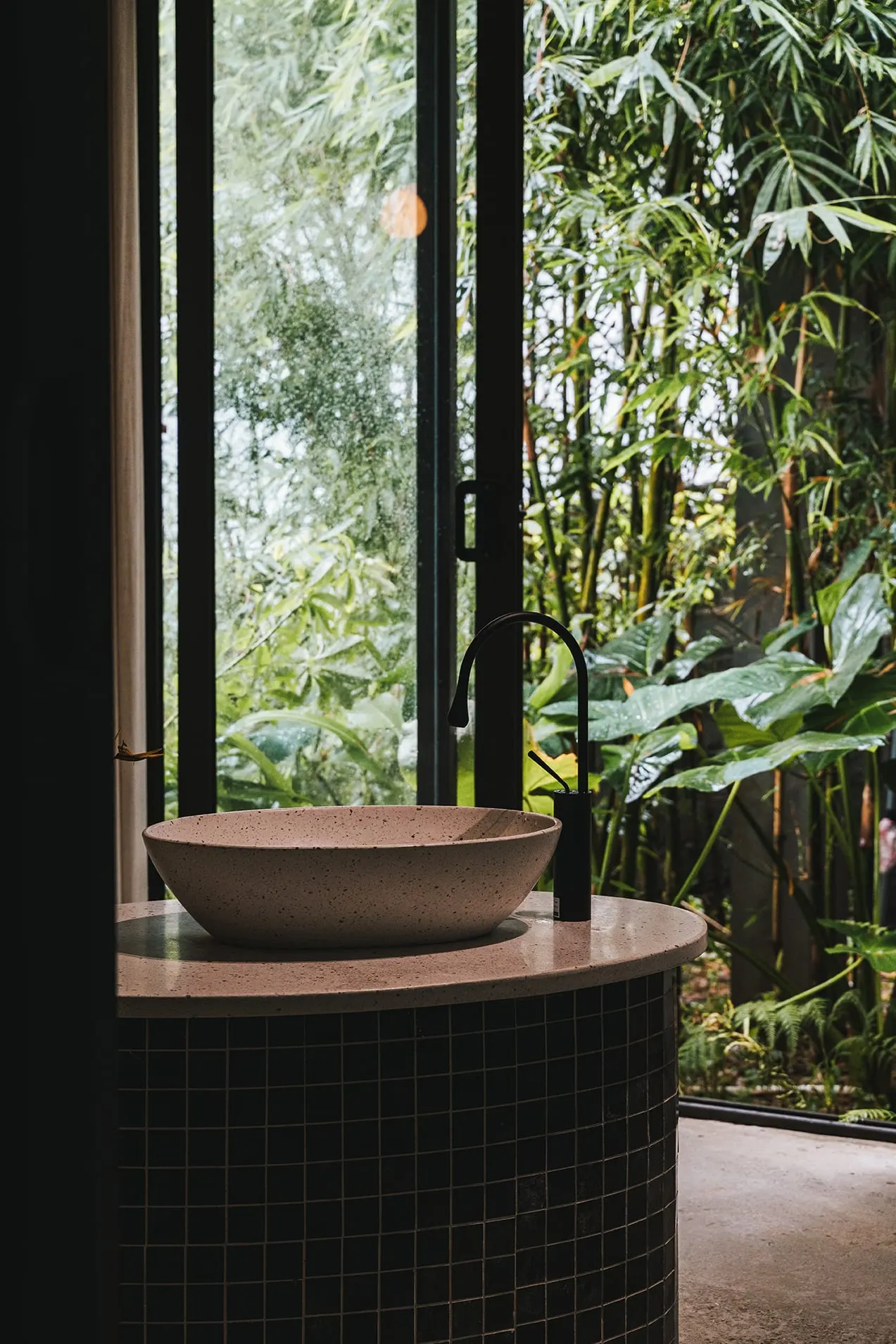 Bồn rửa bên ô cửa nhìn ra tán cây xanh